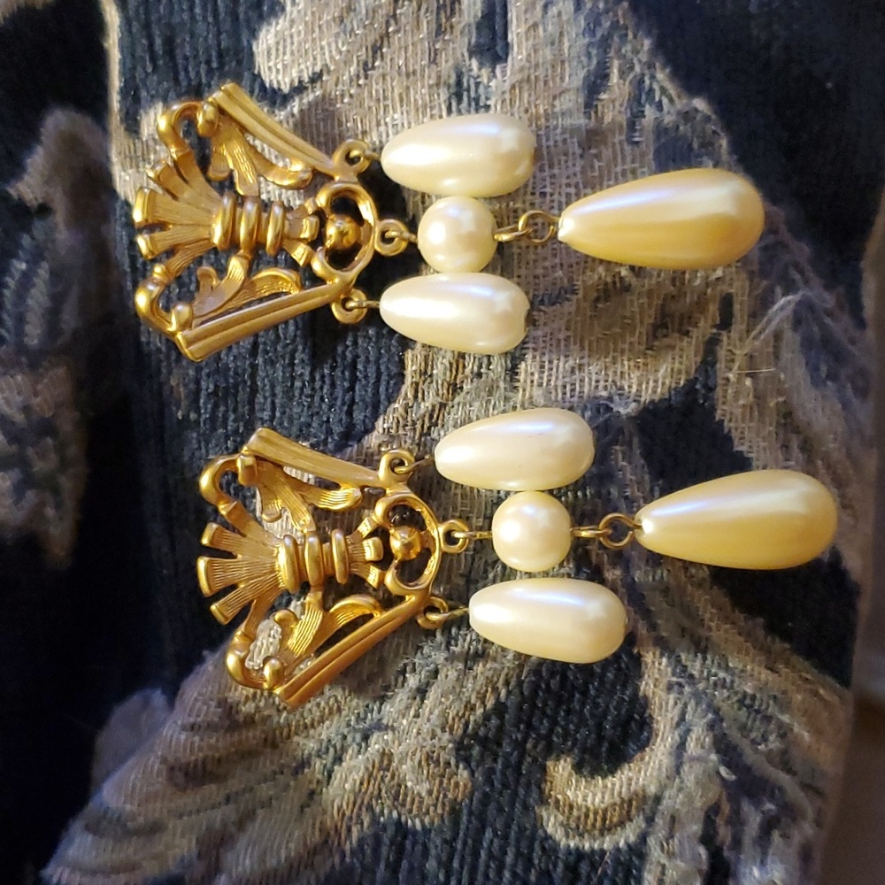 VTG AVON COUTURE FAUX TEARDROP PEARL GOLDEN CREST  EARRINGS
